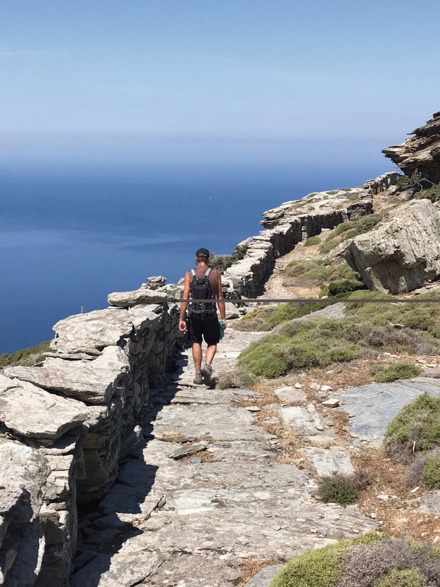 Wandern an der Küste auf dem Andros Trail